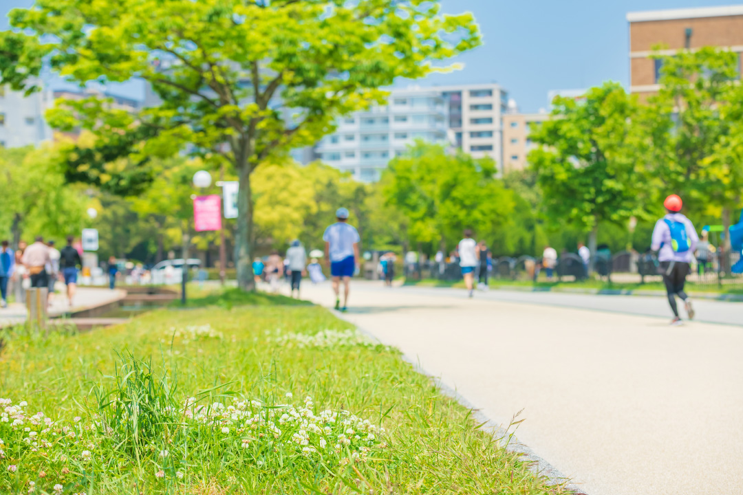 健康を気にしながら何もしない人、 健康を意識せずに身体を動かす人。