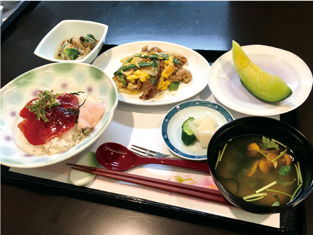 建物内で調理されたバランスの良い食事をご提供いたします